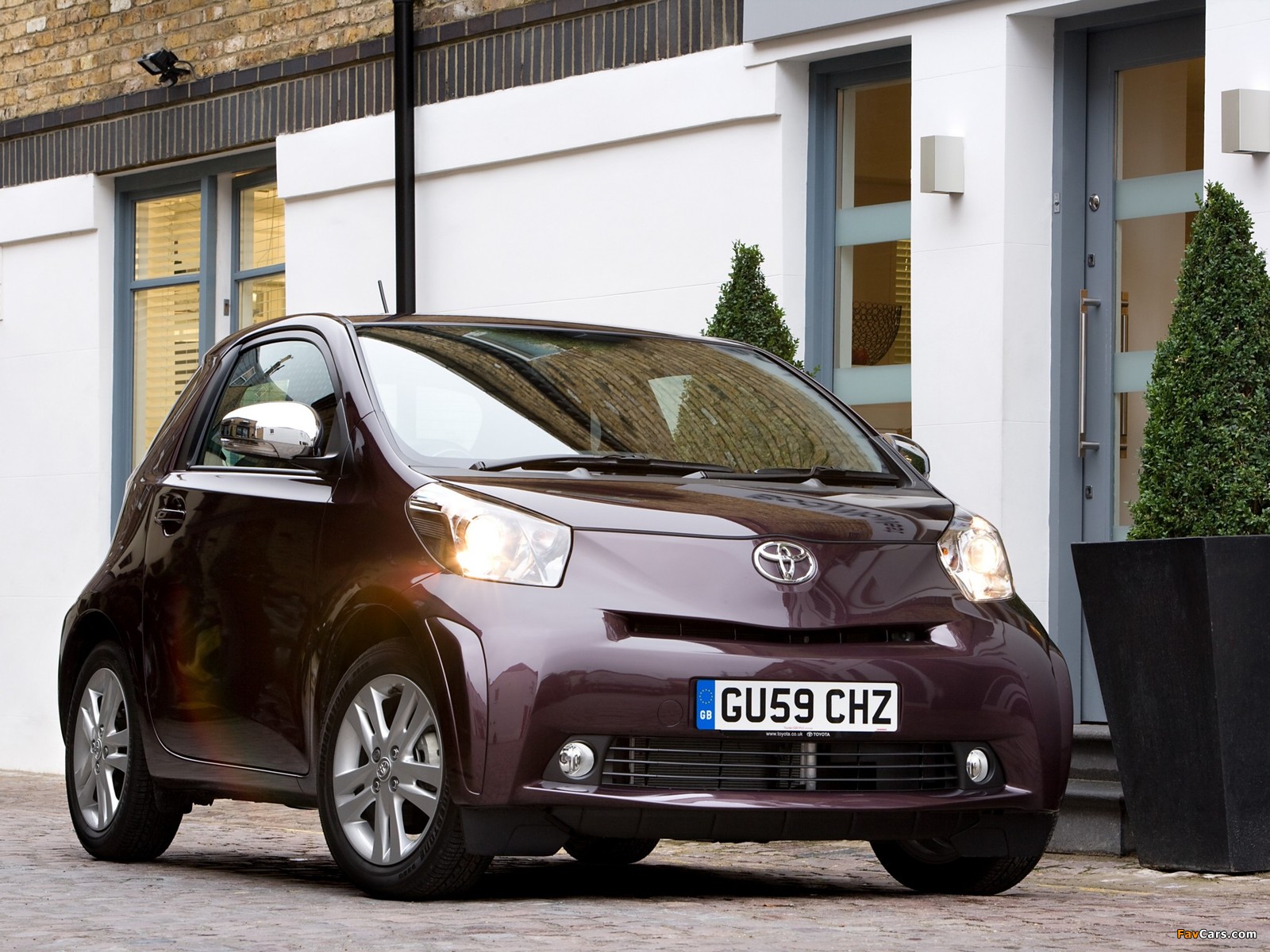 Photos of Toyota iQ UK-spec (KGJ10) 2009 (1600 x 1200)