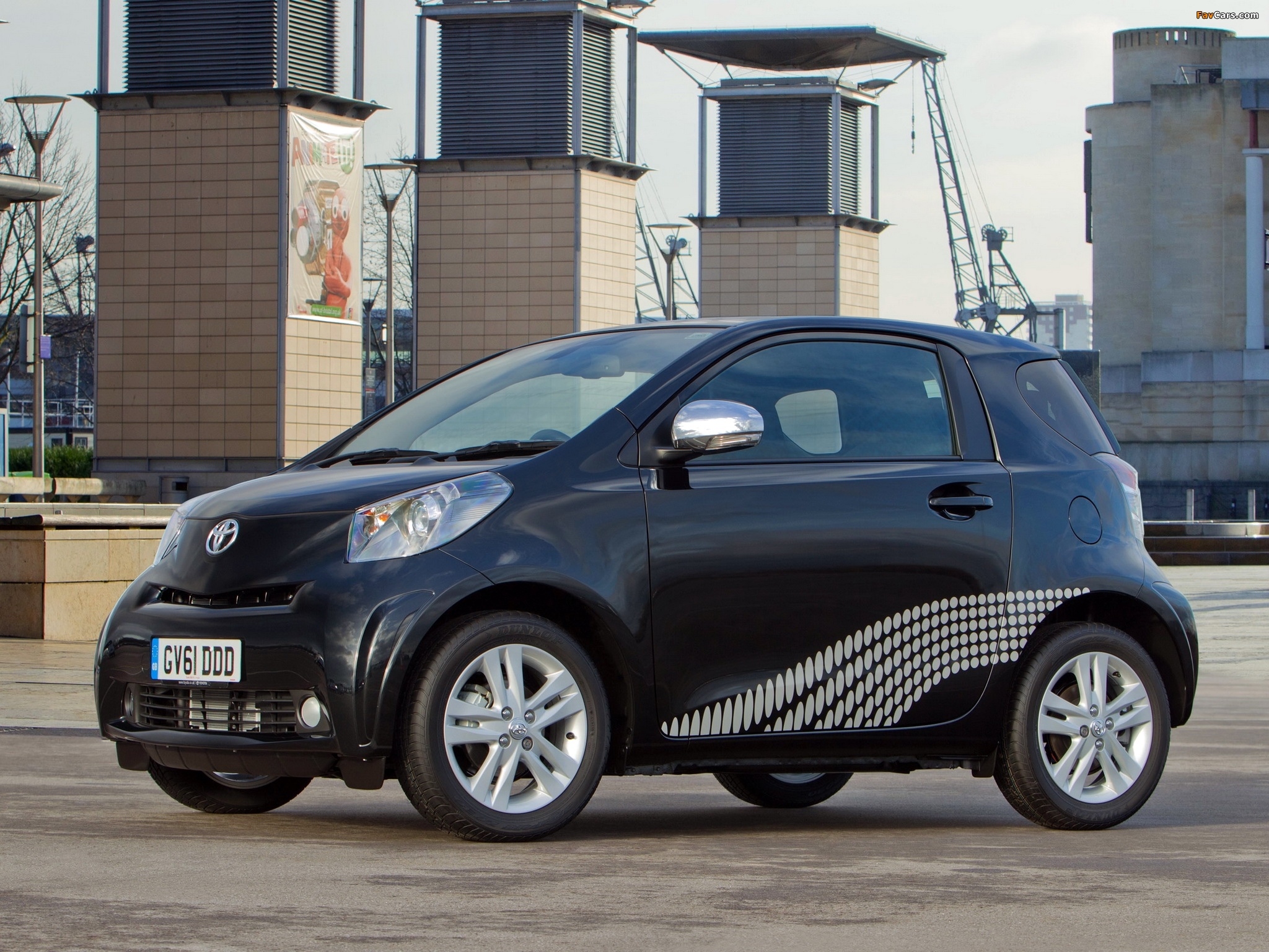 Photos of Toyota iQ Customized Edition (KGJ10) 2012 (2048 x 1536)