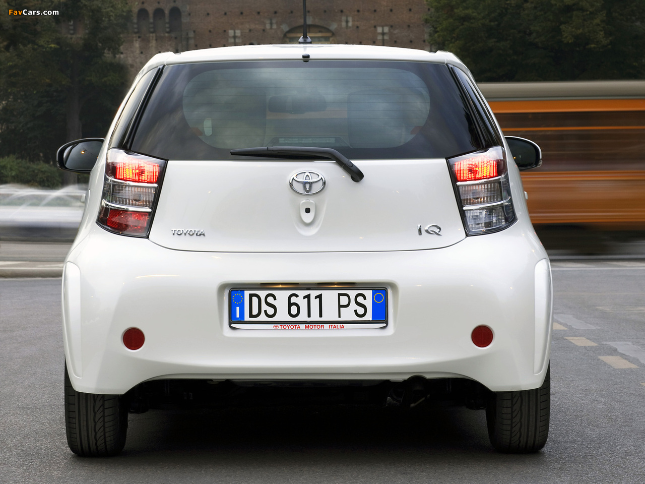 Toyota iQ (KGJ10) 2008 pictures (1280 x 960)