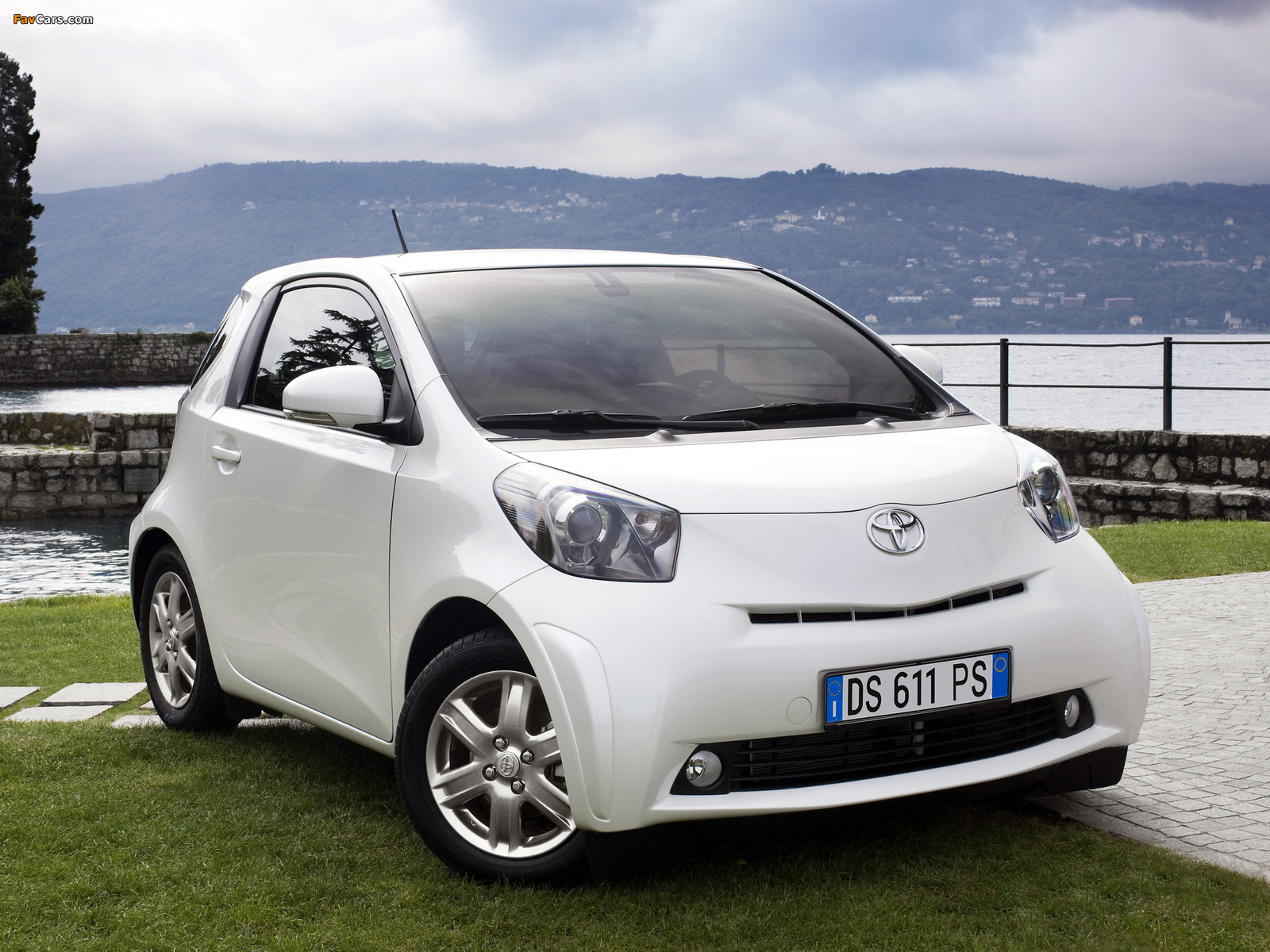 Toyota iQ (KGJ10) 2008 pictures (1600 x 1200)