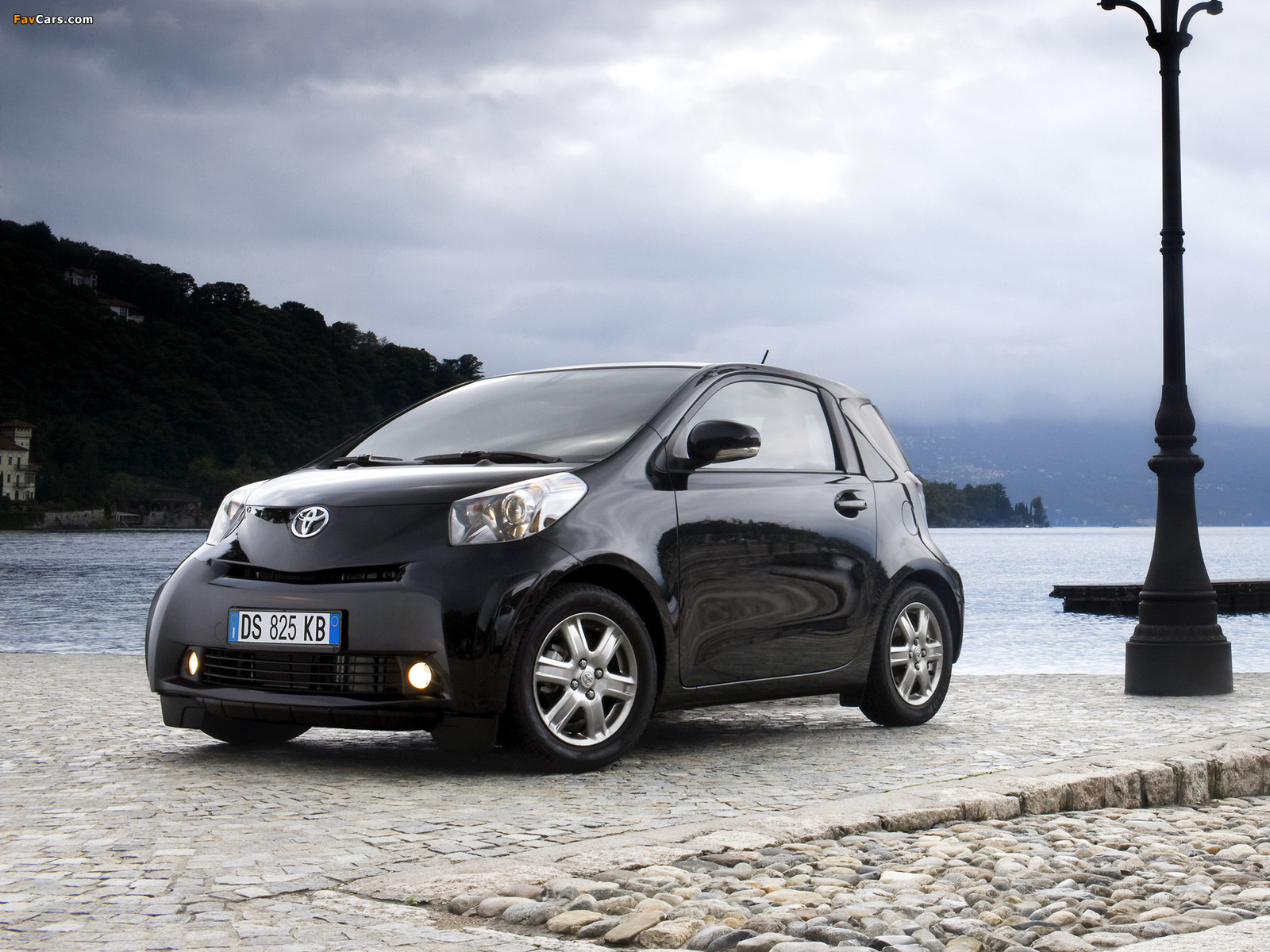 Toyota iQ (KGJ10) 2008 wallpapers (1600 x 1200)