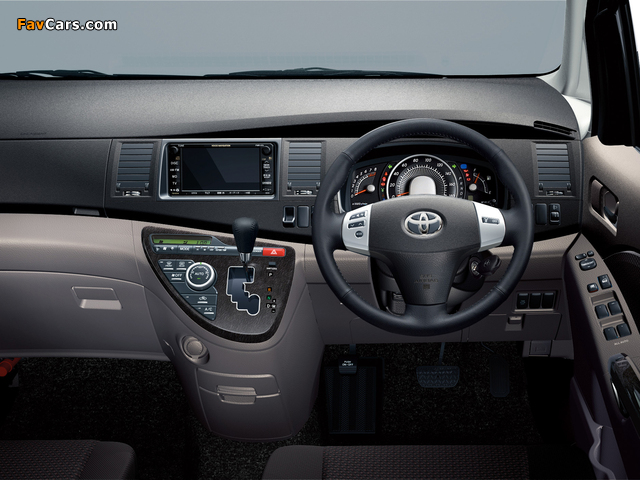 Images of Toyota Isis Platana 2004–05 (640 x 480)