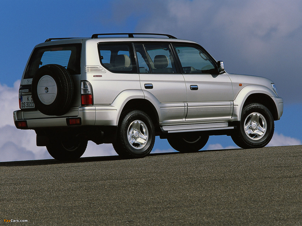 Images of Toyota Land Cruiser 90 5-door 50th Anniversary (J95W) 2001 (1280 x 960)
