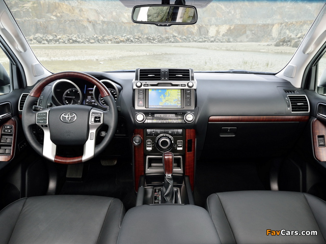 Photos of Toyota Land Cruiser (150) 2013 (640 x 480)