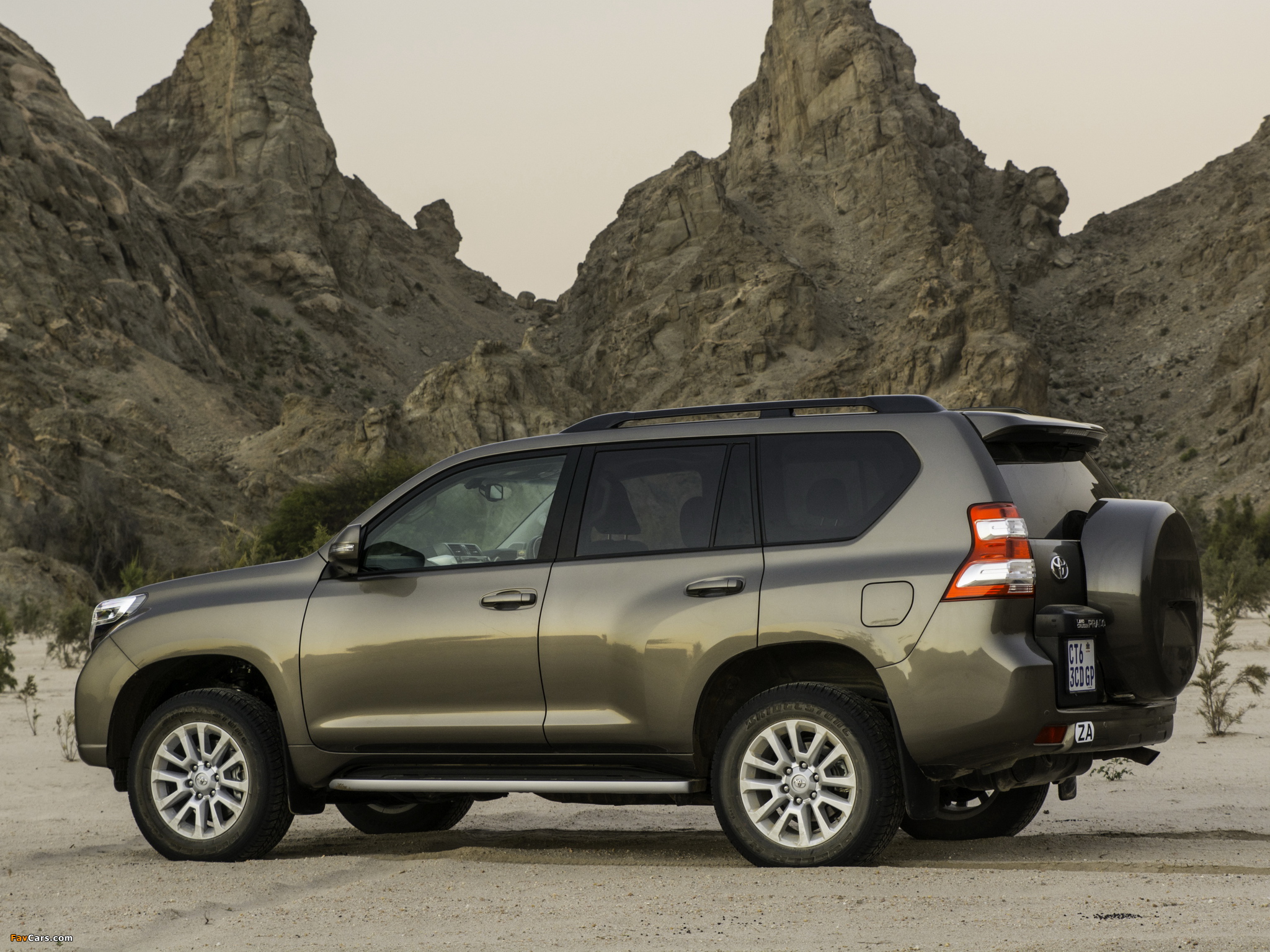 Photos of Toyota Land Cruiser Prado ZA-spec (150) 2013 (2048 x 1536)