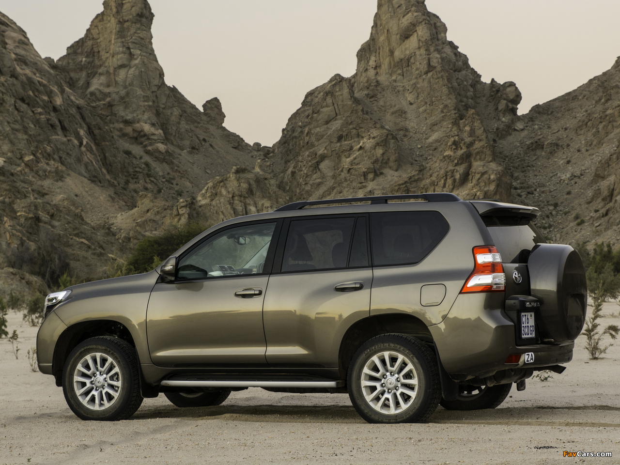 Photos of Toyota Land Cruiser Prado ZA-spec (150) 2013 (1280 x 960)