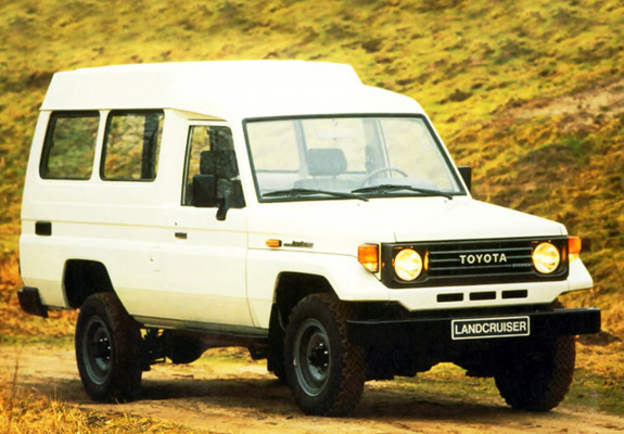 Images of Toyota Land Cruiser High Roof (J75) 1986–90
