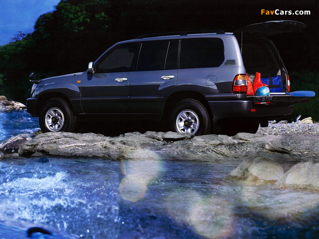 Images of Toyota Land Cruiser 100 Van VX JP-spec (J100-101) 2005–07 (640 x 480)