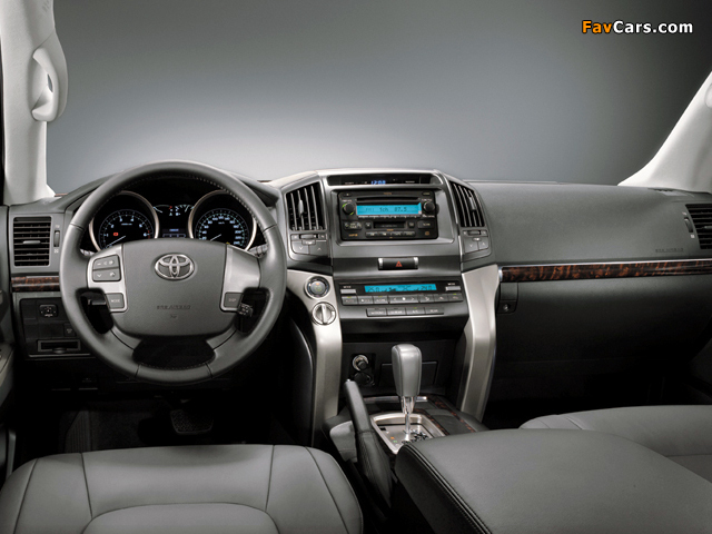 Images of Toyota Land Cruiser 200 VX-R UAE-spec (UZJ200) 2010–12 (640 x 480)