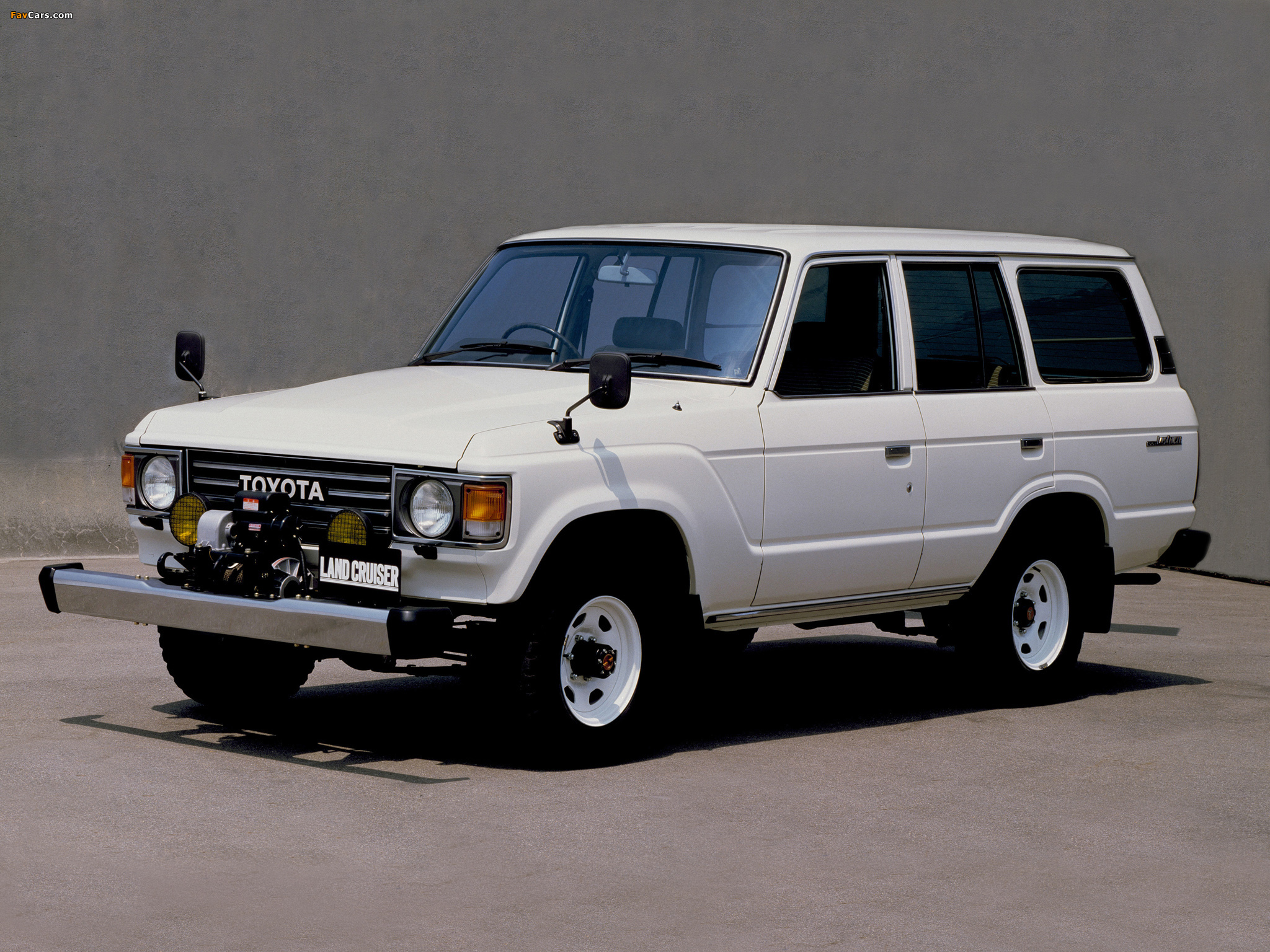 Images of Toyota Land Cruiser 60 Wagon JP-spec (HJ60V) 1980–87 (2048 x 1536)