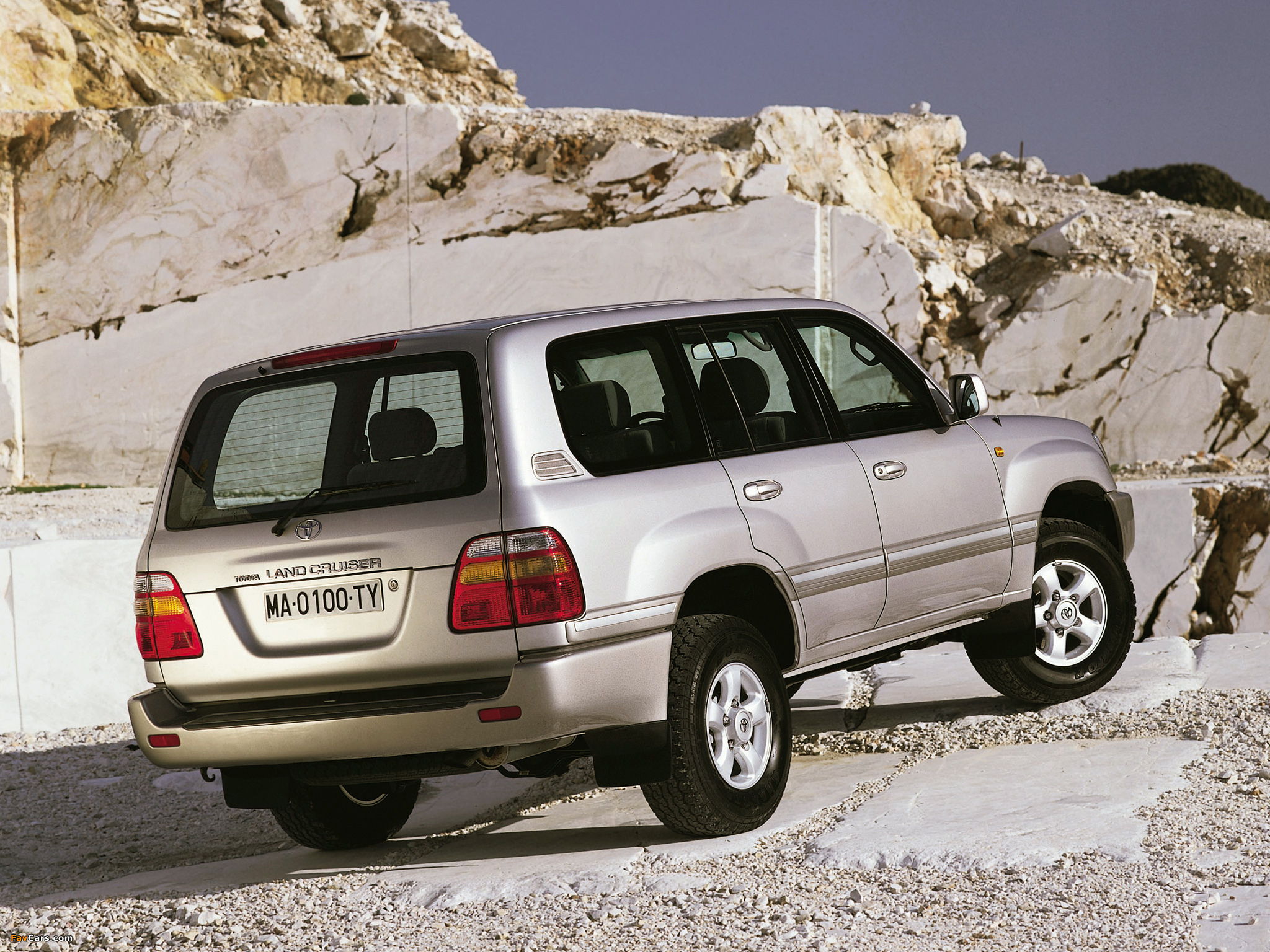 Photos of Toyota Land Cruiser 100 VX (J100-101) 1998–2002 (2048 x 1536)