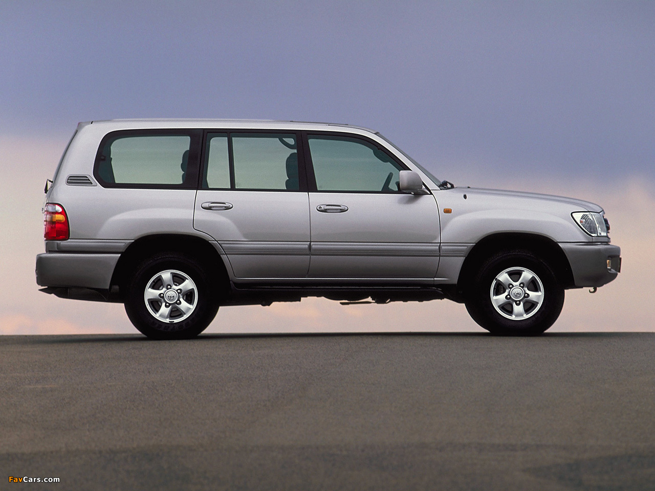 Photos of Toyota Land Cruiser 100 VX (J100-101) 1998–2002 (1280 x 960)