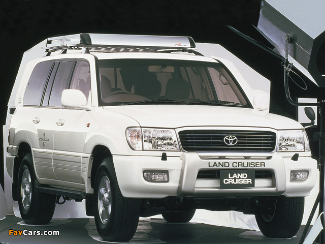 Photos of Toyota Land Cruiser 100 VX Active Vacation (UZJ100W) 2000–02 (640 x 480)