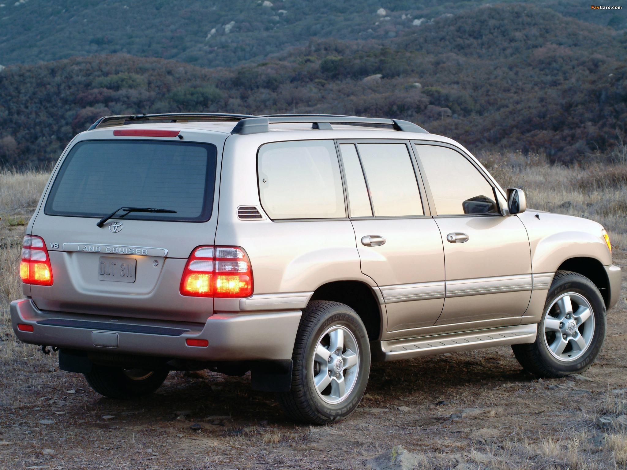 Photos of Toyota Land Cruiser 100 US-spec (UZJ100W) 2002–05 (2048 x 1536)