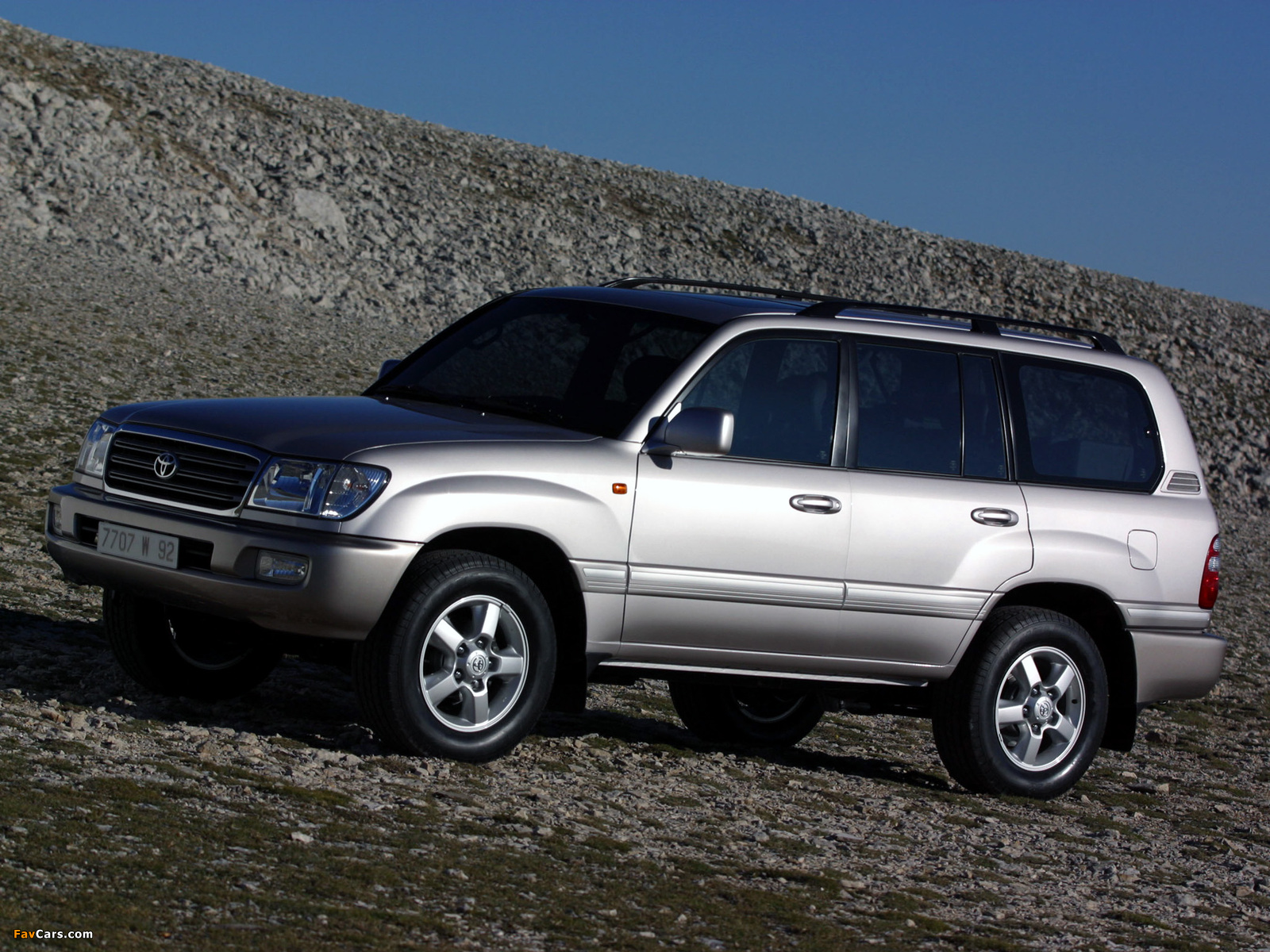 Photos of Toyota Land Cruiser 100 VX (J100-101) 2002–05 (1600 x 1200)