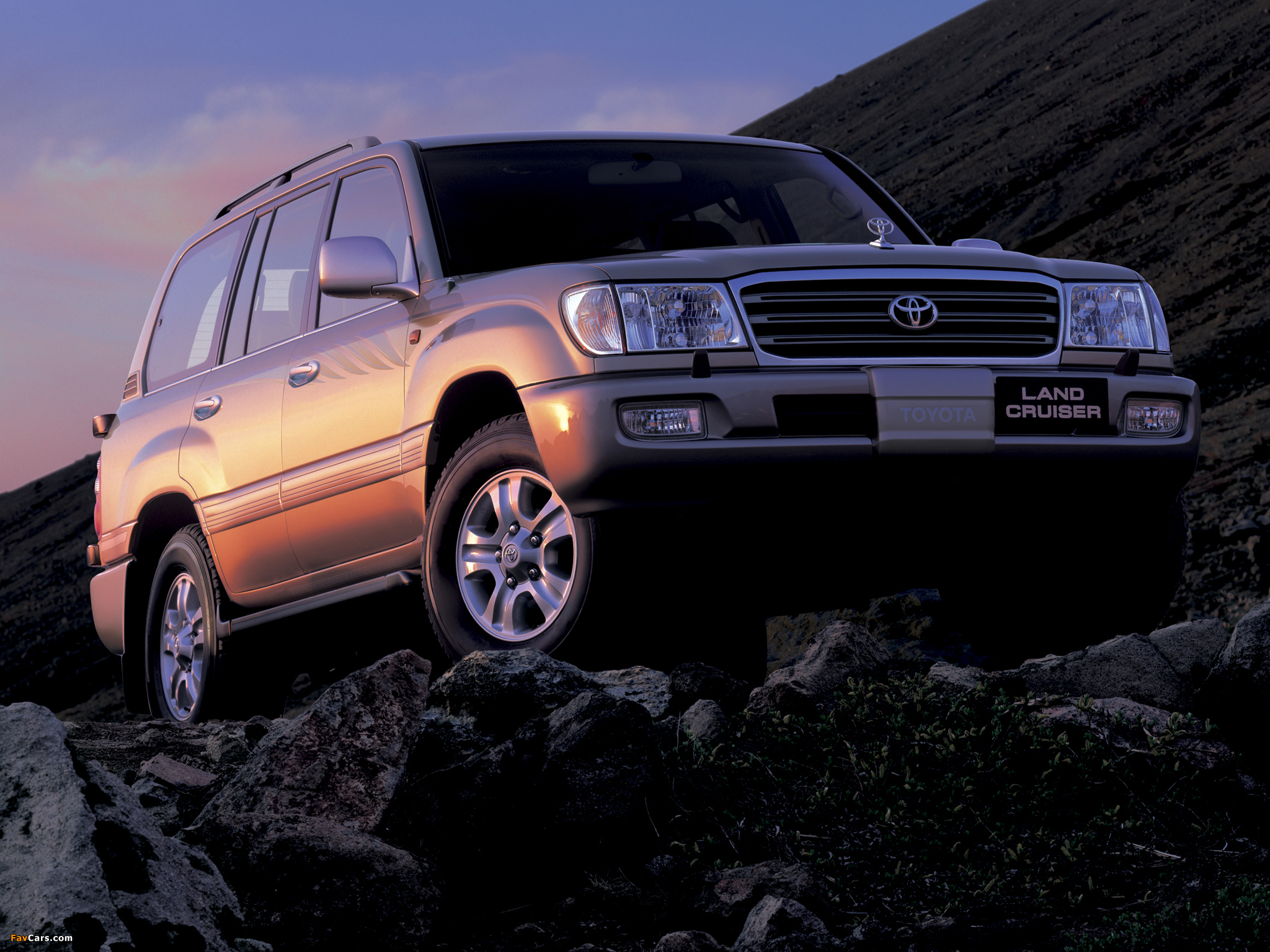 Photos of Toyota Land Cruiser 100 VX-R UAE-spec (J100-101) 2002–05 (2048 x 1536)