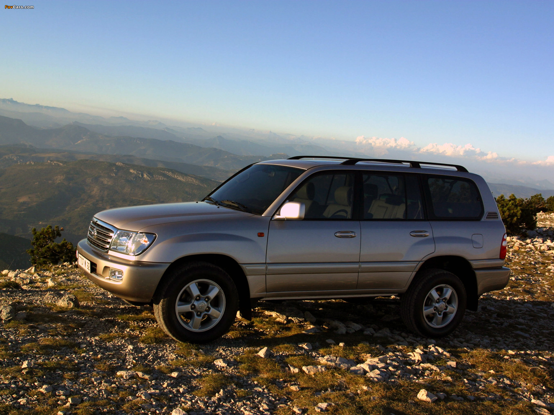 Photos of Toyota Land Cruiser 100 VX (J100-101) 2002–05 (1920 x 1440)