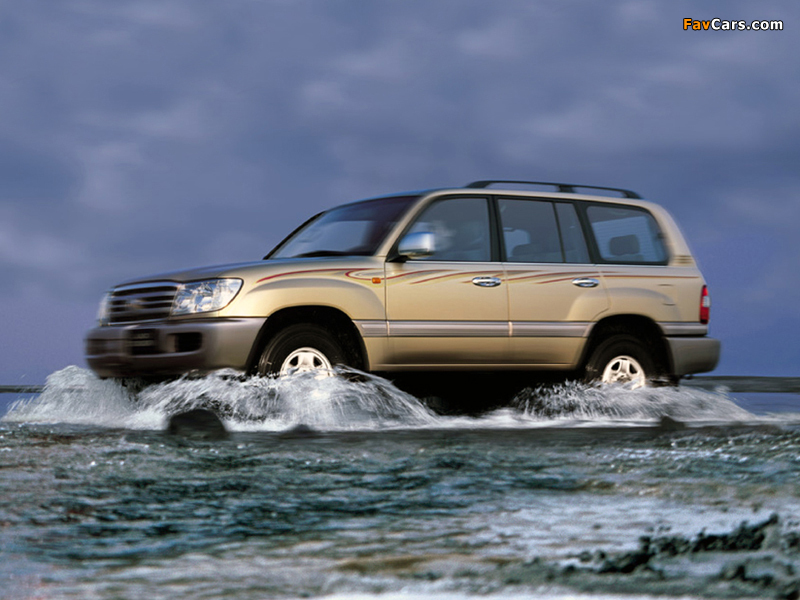 Photos of Toyota Land Cruiser 100 VX UAE-spec (J100-101) 2005–07 (800 x 600)