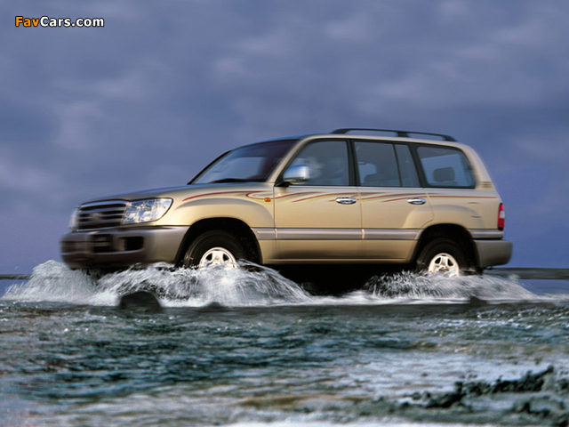Photos of Toyota Land Cruiser 100 VX UAE-spec (J100-101) 2005–07 (640 x 480)