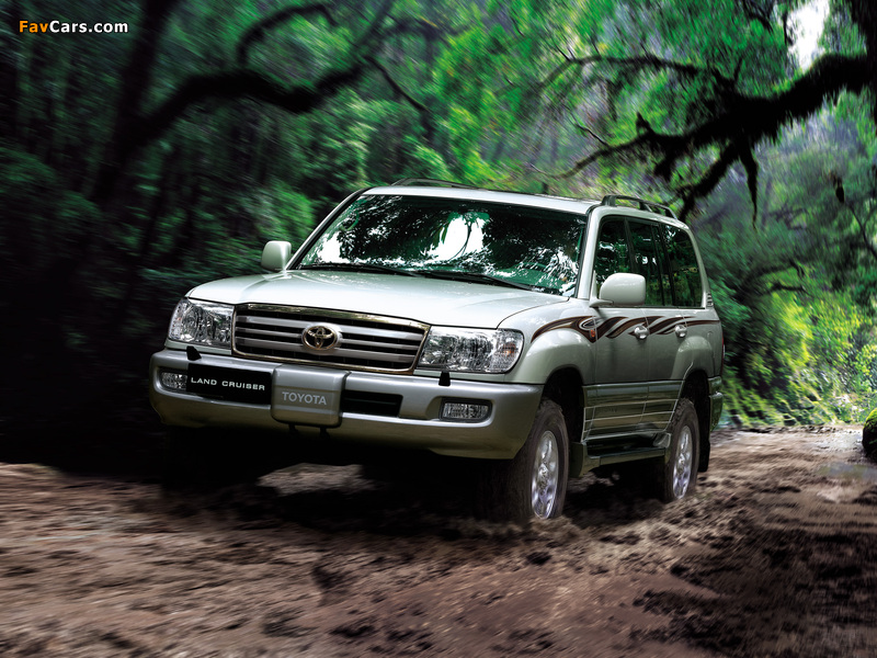 Photos of Toyota Land Cruiser 100 VX-R CN-spec (J100-101) 2005–07 (800 x 600)