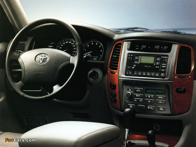 Photos of Toyota Land Cruiser 100 VX (J100-101) 2005–07 (640 x 480)