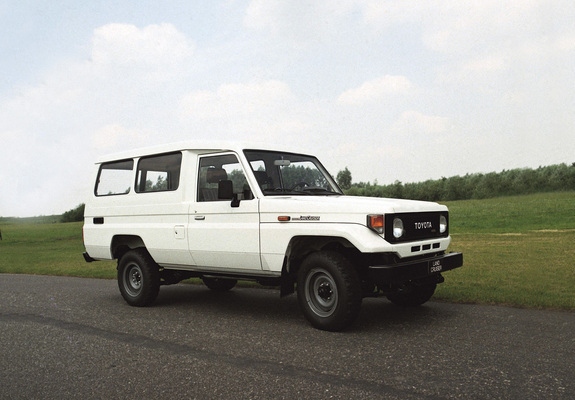 Photos of Toyota Land Cruiser (J75) 1986–90