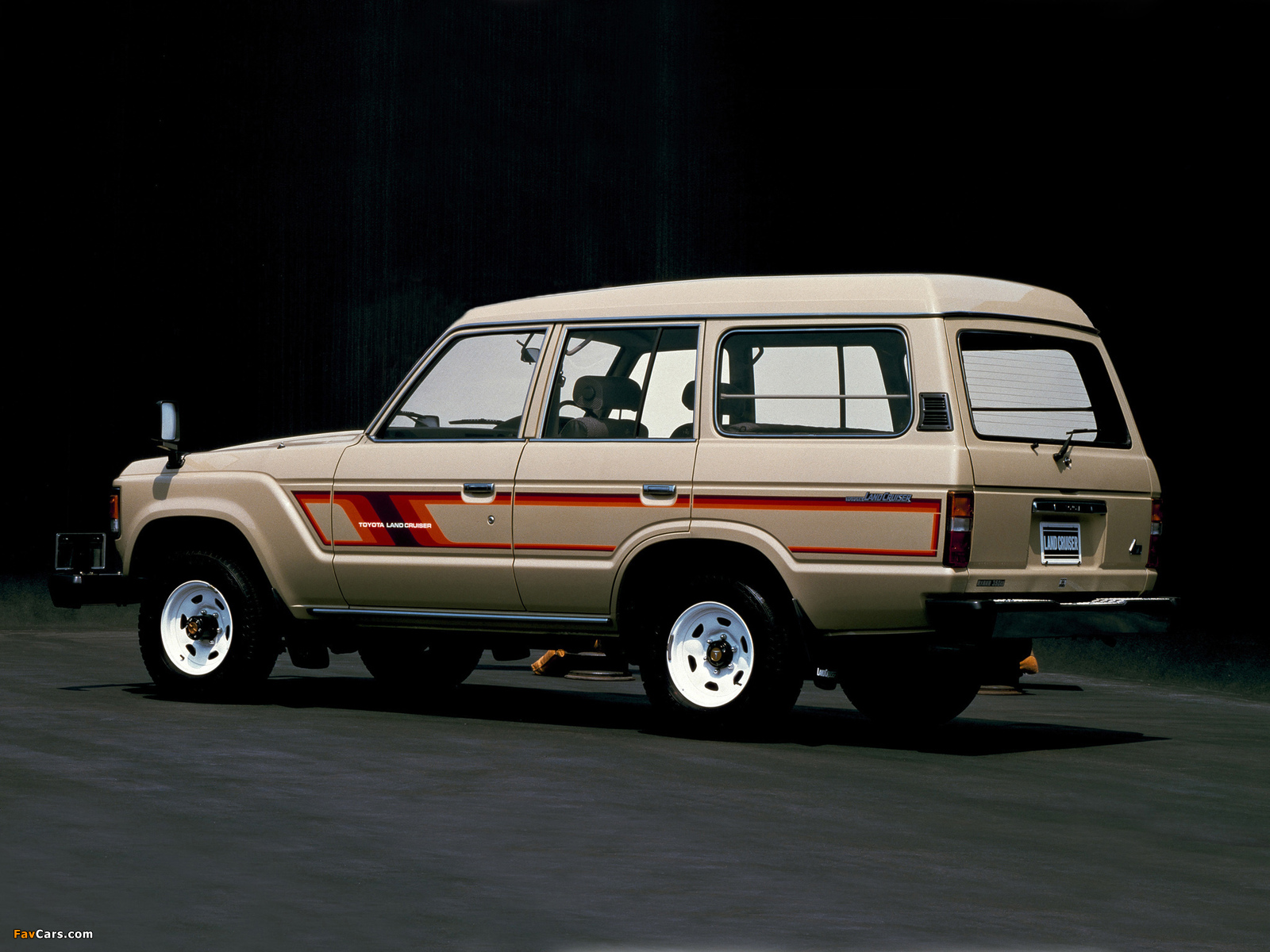 Pictures of Toyota Land Cruiser 60 VX Turbo High Roof (HJ61V) 1984–87 (1600 x 1200)