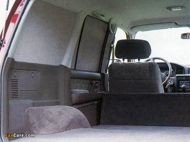 Pictures of Toyota Land Cruiser 80 Customwagon 1991–97 (640 x 480)
