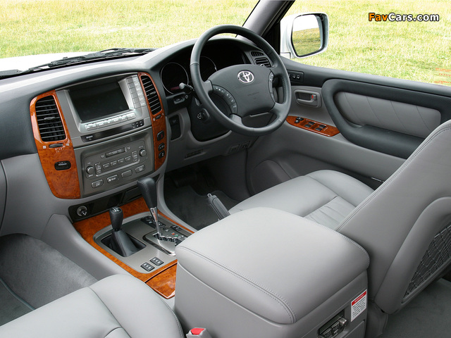 Pictures of Toyota Land Cruiser Amazon (J100-101) 2005–06 (640 x 480)