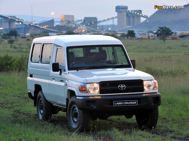Pictures of Toyota Land Cruiser Wagon ZA-spec (J78) 2010 (640 x 480)