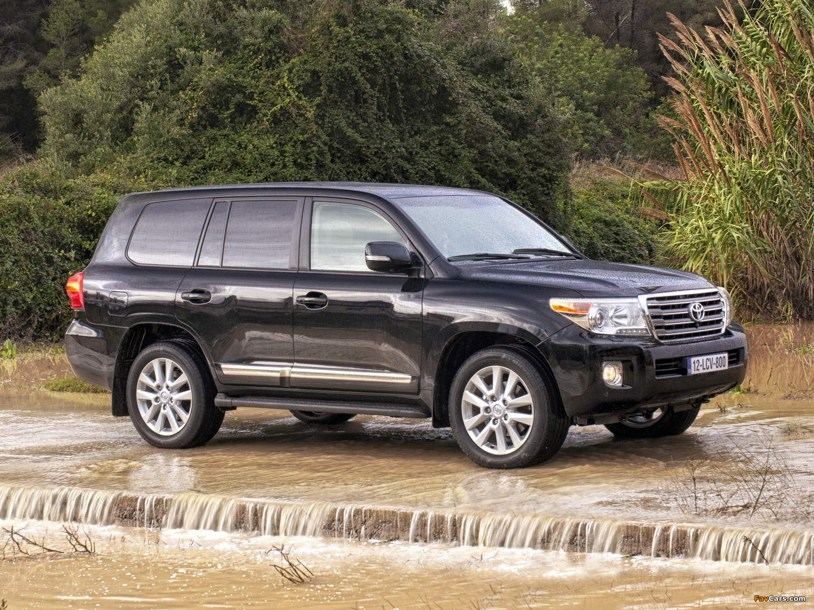 Pictures of Toyota Land Cruiser 200 (URJ200) 2012 (1600 x 1200)