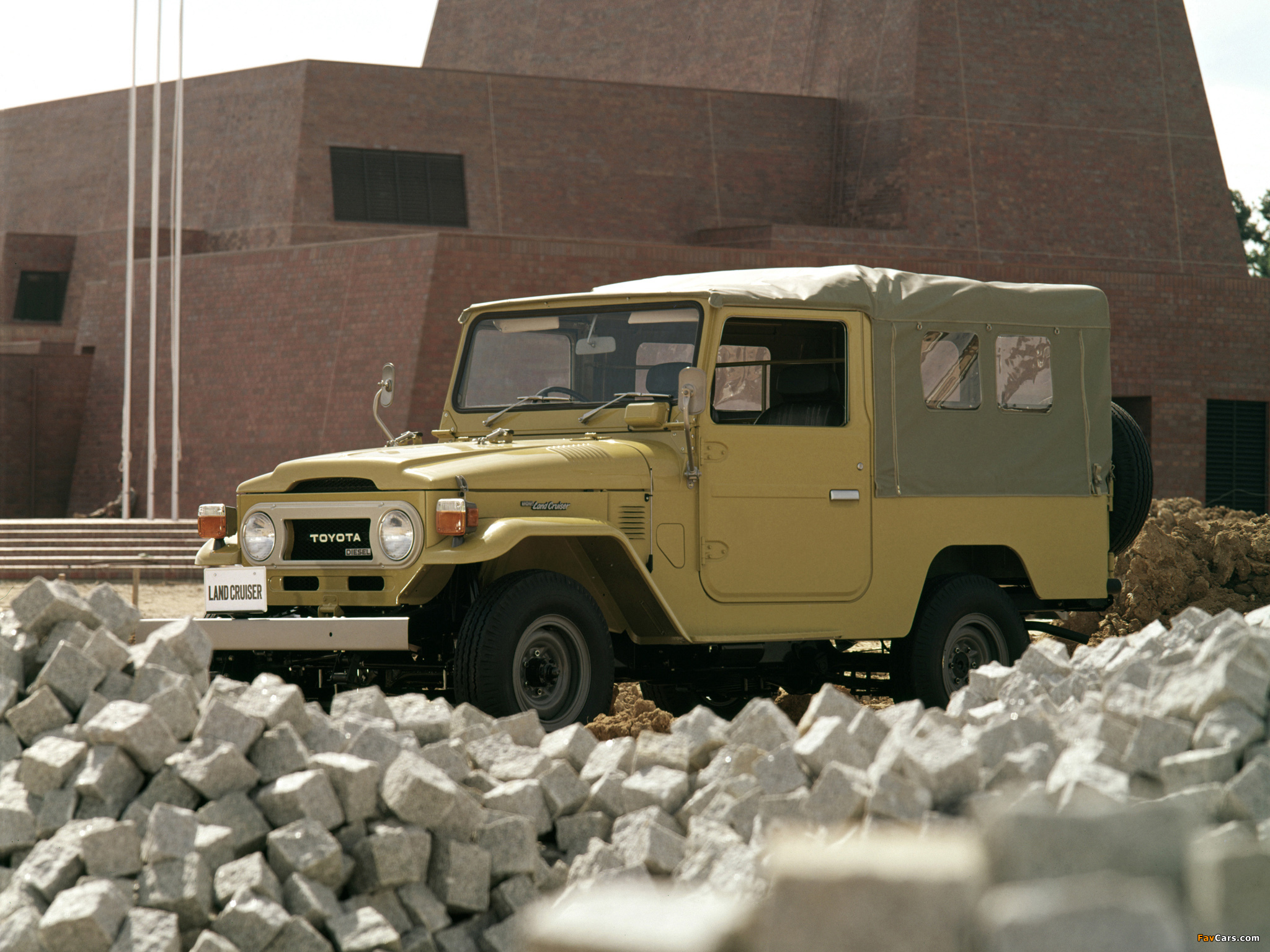 Toyota Land Cruiser (BJ40L) 1973–79 pictures (2048 x 1536)