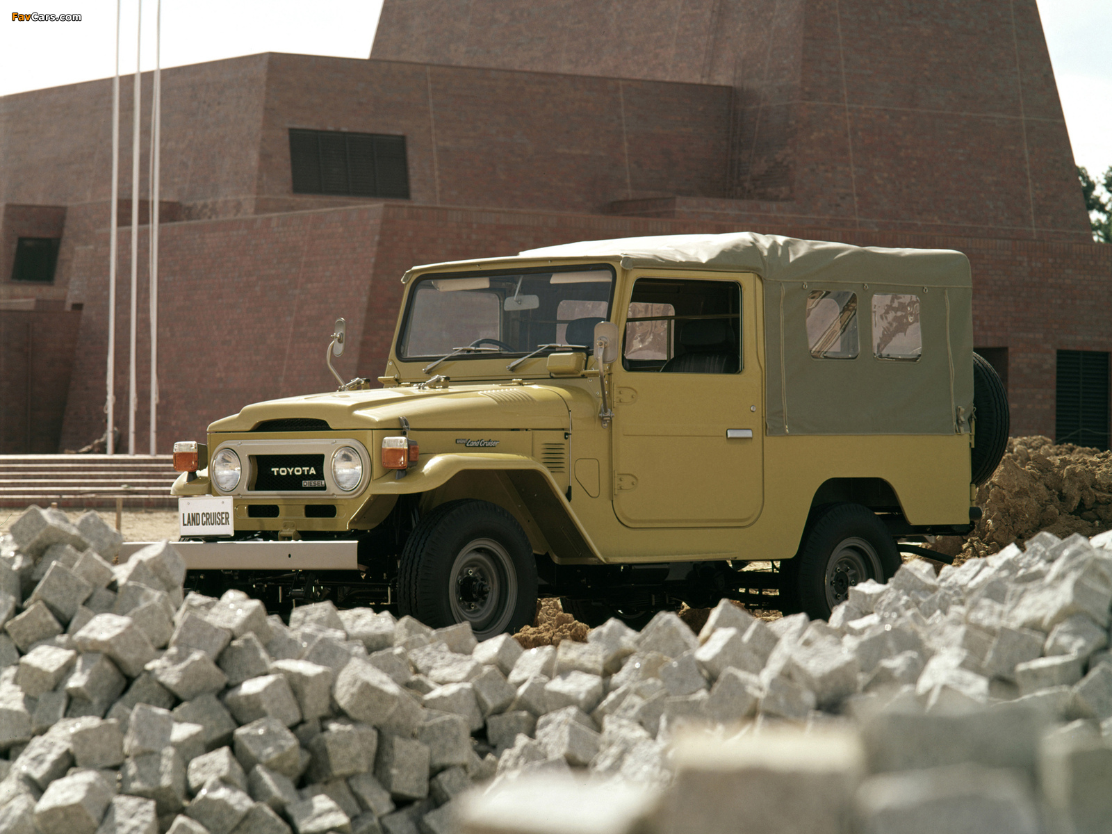 Toyota Land Cruiser (BJ40L) 1973–79 pictures (1600 x 1200)