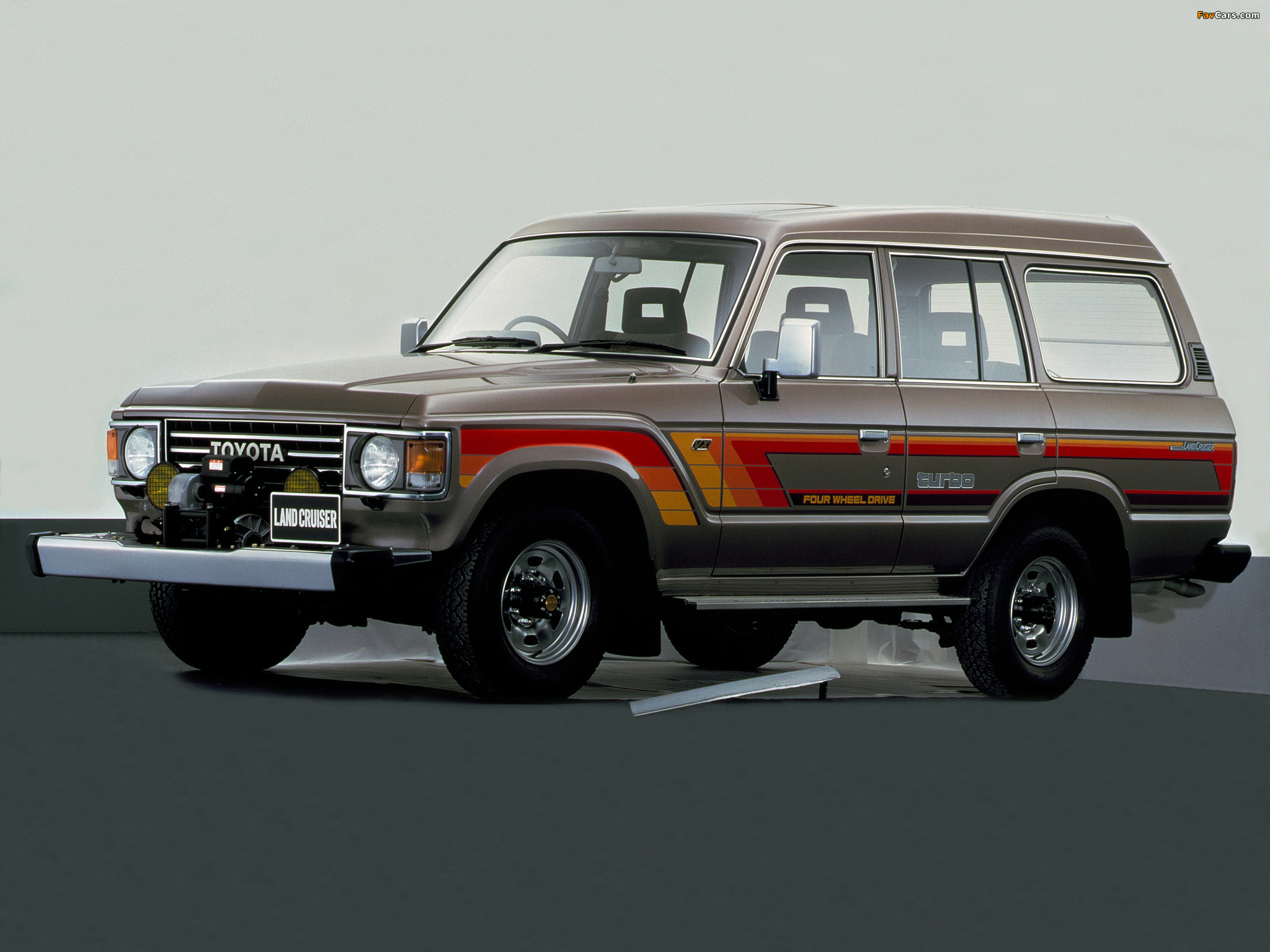Toyota Land Cruiser 60 VX Turbo High Roof (HJ61V) 1984–87 wallpapers (2048 x 1536)