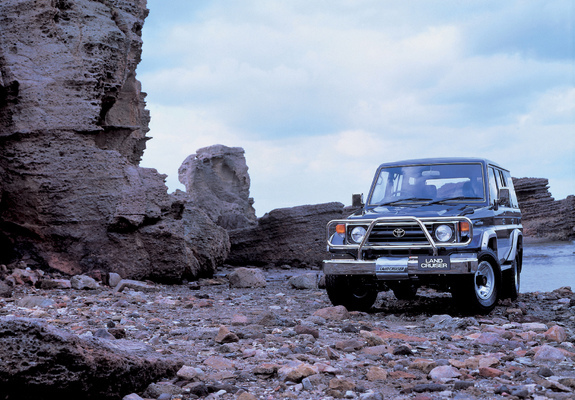 Toyota Land Cruiser (HSJ77V) 1990–99 wallpapers