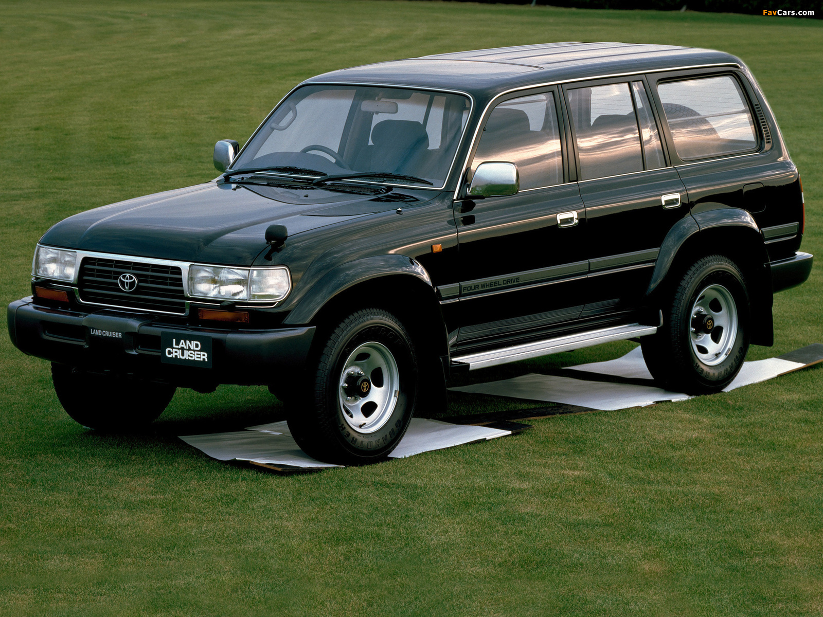 Toyota Land Cruiser 80 VAN VX JP-spec (HZ81V) 1995–97 wallpapers (1600 x 1200)