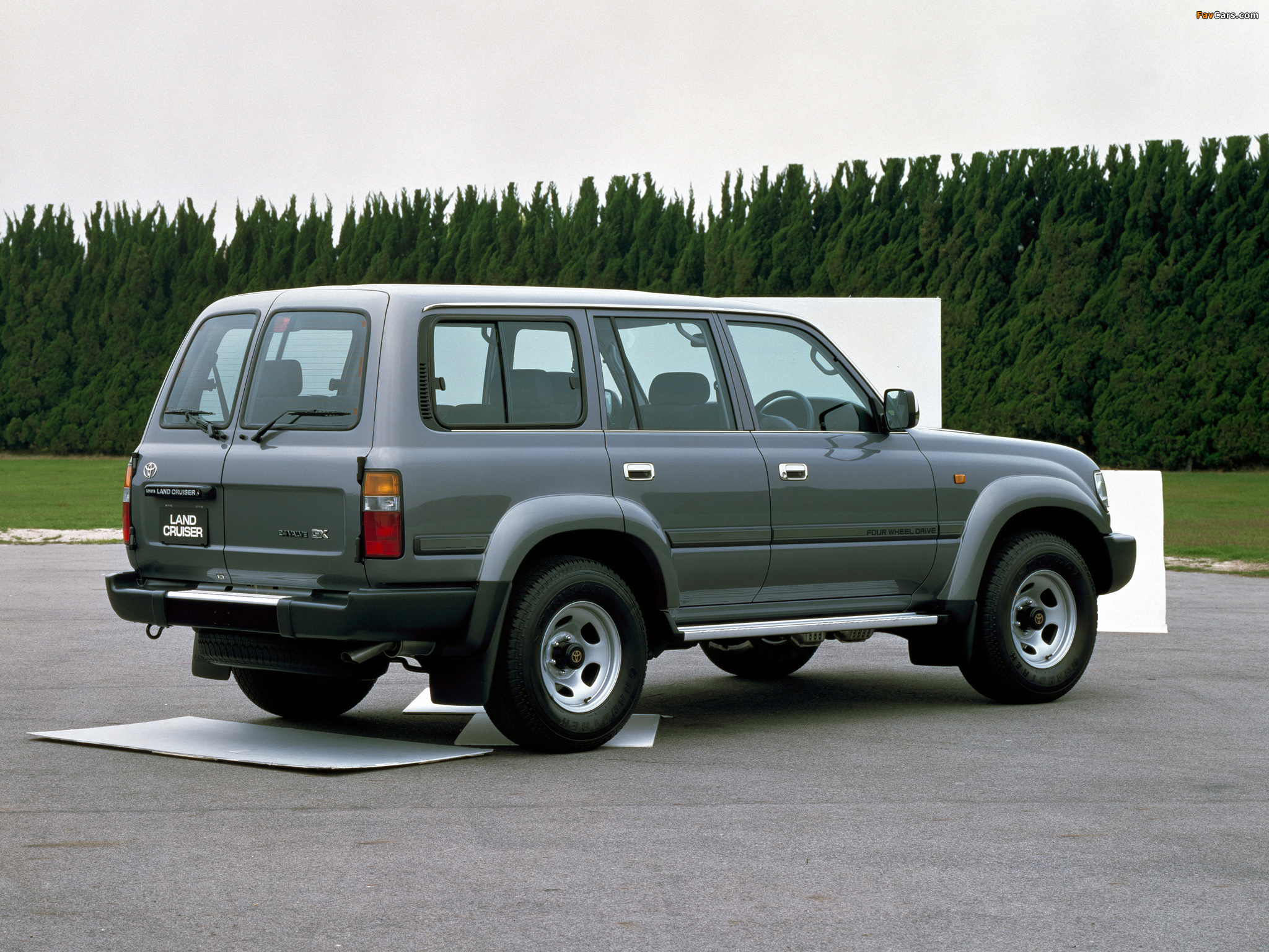 Toyota Land Cruiser 80 Wagon GX JP-spec (HZ81V) 1995–97 wallpapers (2048 x 1536)