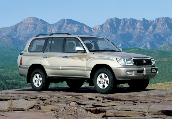 Toyota Land Cruiser 100 VX UAE-spec (J100-101) 1998–2002 images