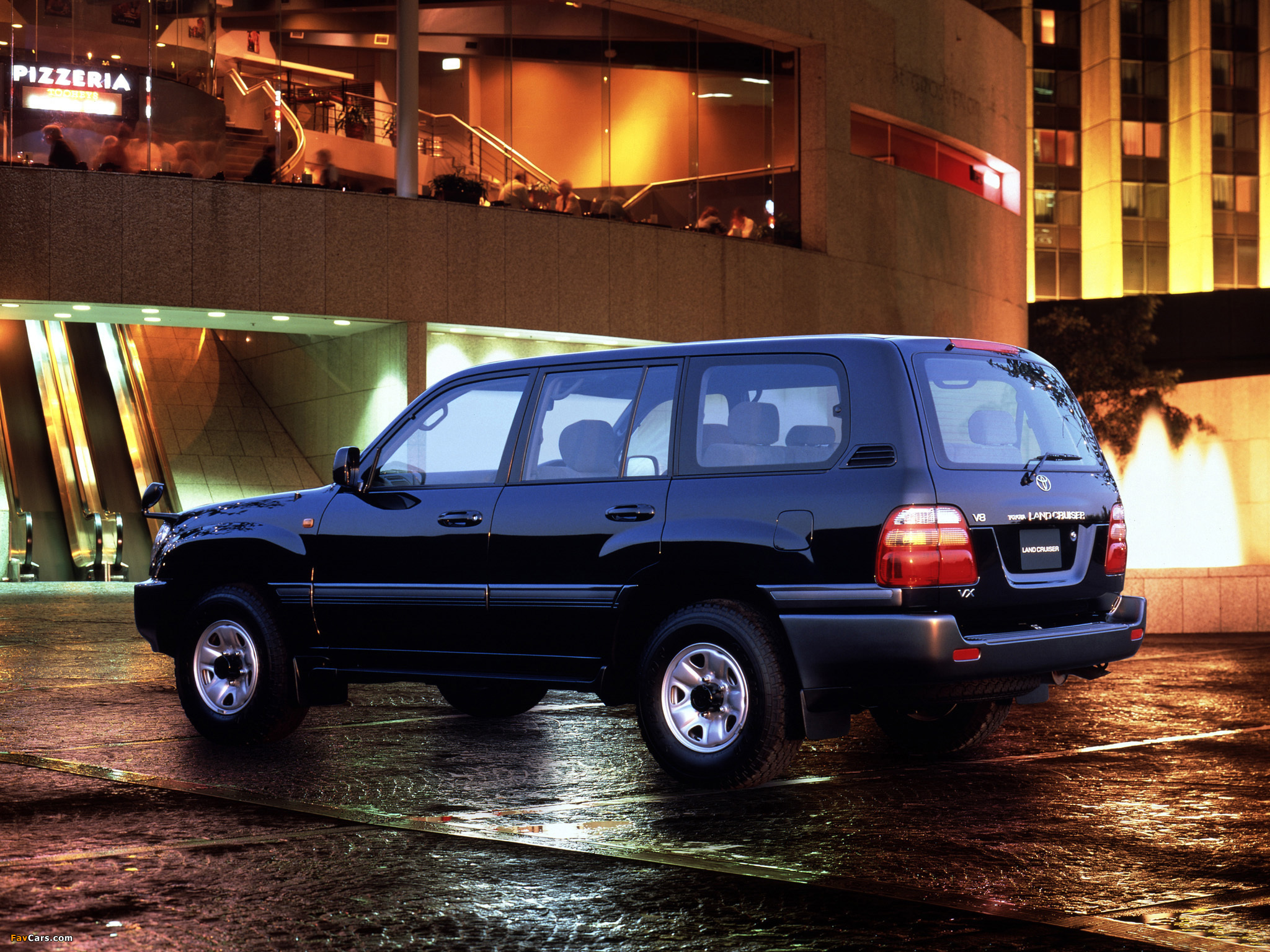 Toyota Land Cruiser 100 Wagon VX JP-spec (UZJ100W) 1998–2002 photos (2048 x 1536)