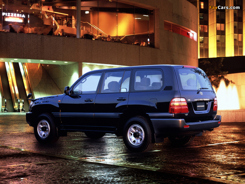 Toyota Land Cruiser 100 Wagon VX JP-spec (UZJ100W) 1998–2002 photos (800 x 600)