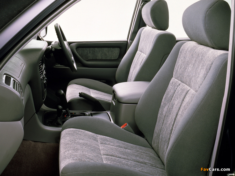 Toyota Land Cruiser 100 Wagon VX JP-spec (UZJ100W) 1998–2002 pictures (800 x 600)