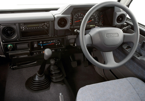 Toyota Land Cruiser (J76) 1999–2007 wallpapers