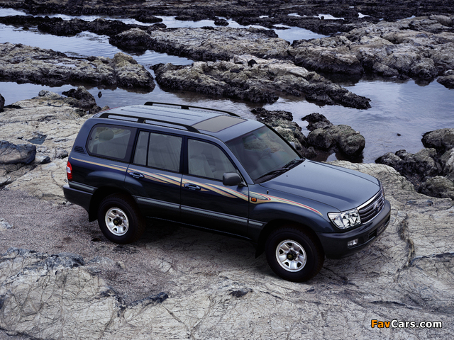 Toyota Land Cruiser 100 VX UAE-spec (J100-101) 2005–07 images (640 x 480)