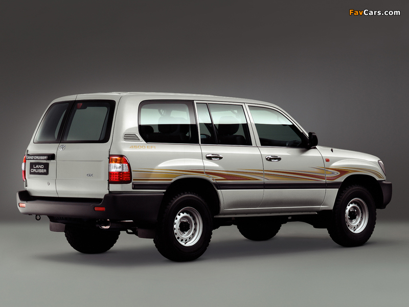 Toyota Land Cruiser 100 GX UAE-spec (J100-101) 2005–07 wallpapers (800 x 600)