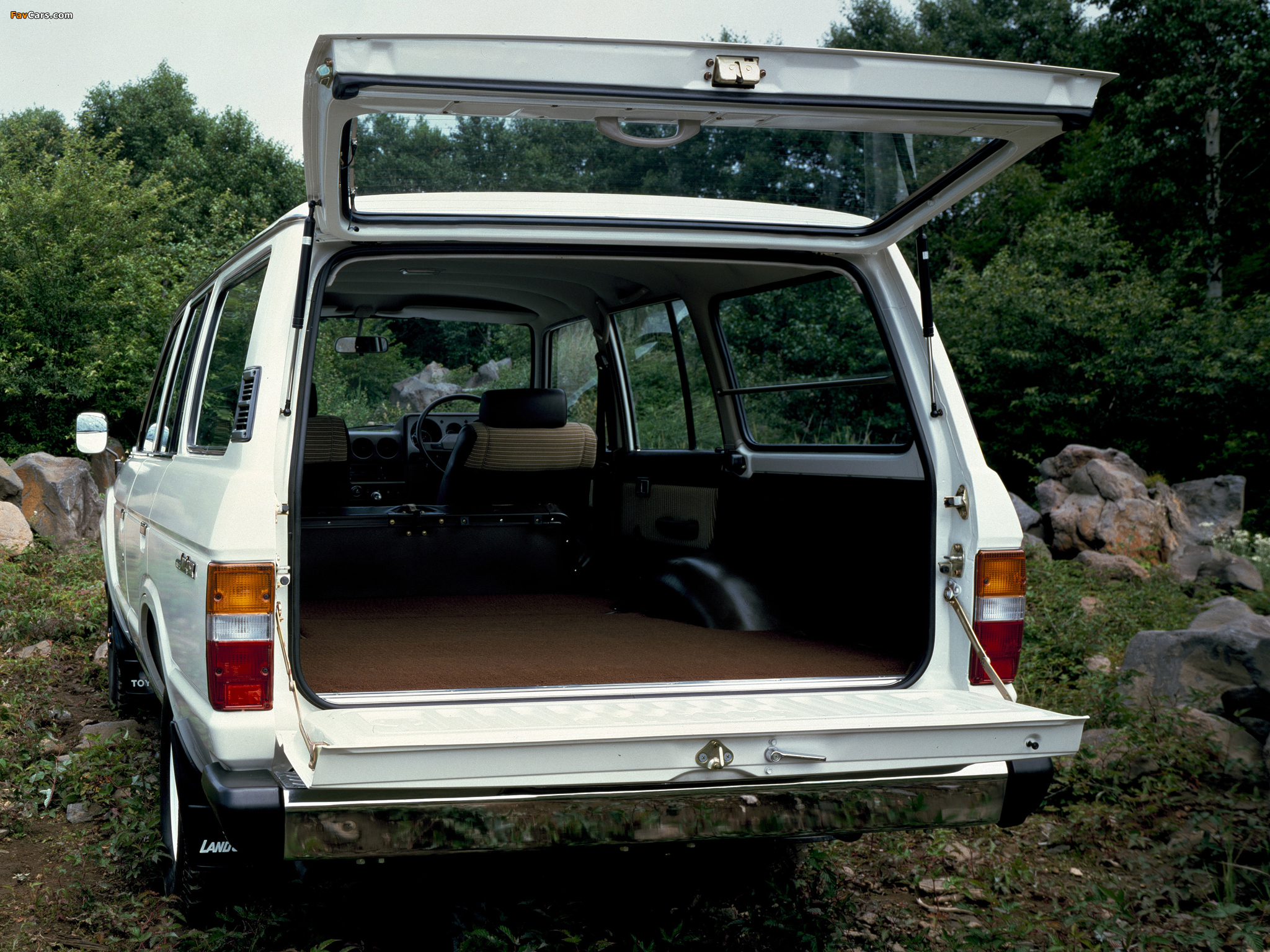 Toyota Land Cruiser 60 Wagon JP-spec (HJ60V) 1980–87 pictures (2048 x 1536)