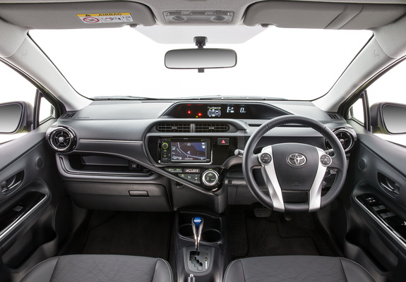 Photos of Toyota Prius c AU-spec 2015