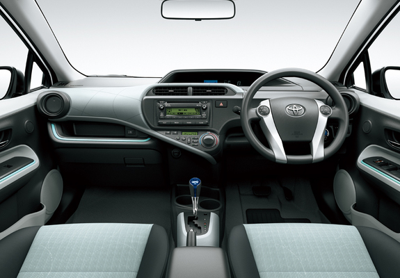 Toyota Prius c ZA-spec 2012 images