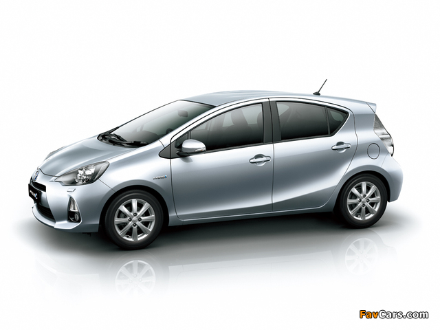 Toyota Prius c ZA-spec 2012 images (640 x 480)