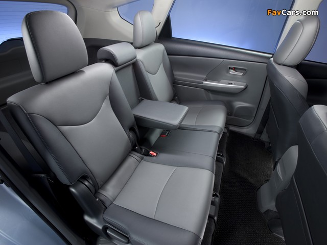 Photos of Toyota Prius v (ZVW40W) 2011 (640 x 480)