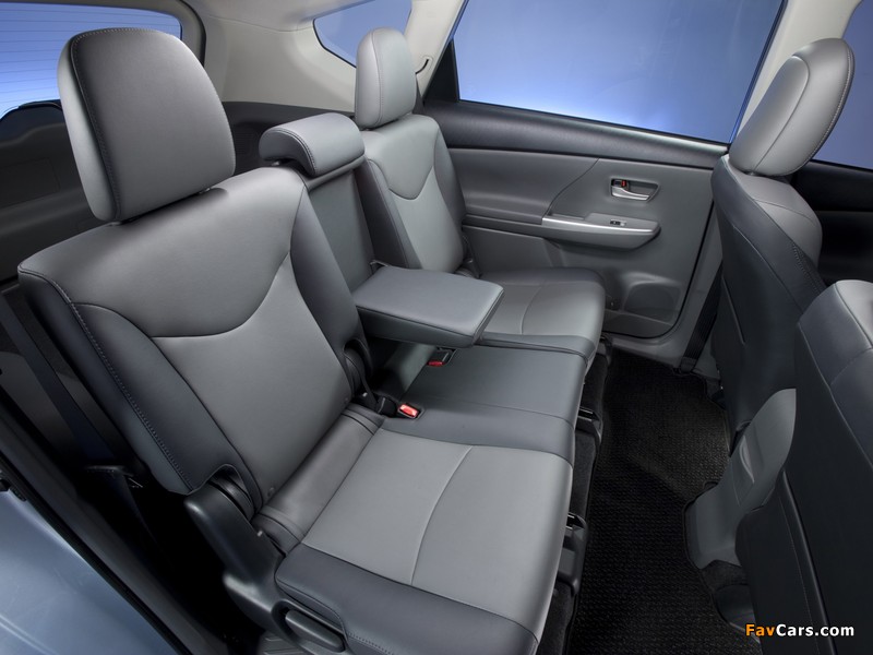 Photos of Toyota Prius v (ZVW40W) 2011 (800 x 600)